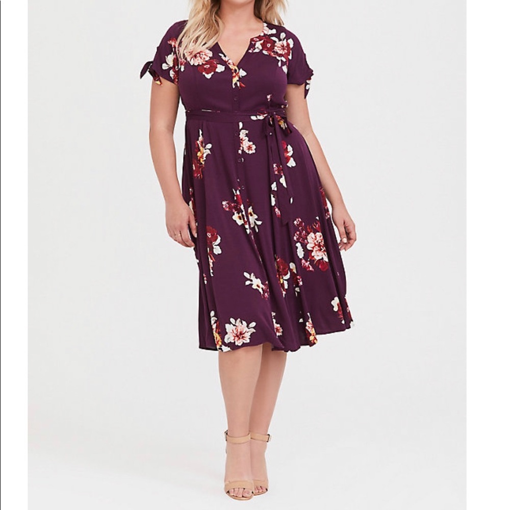 Torrid pretty burgundy floral dress with buttons